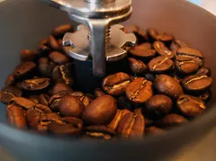 How to Use a Coffee Grinder: Complete Guide Plus Tips and Tricks for Better Coffee