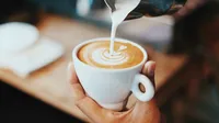 What’s the difference between a latte vs. a flat white? The coffee-to-milk ratio is the biggest difference, but there are other things you should know!